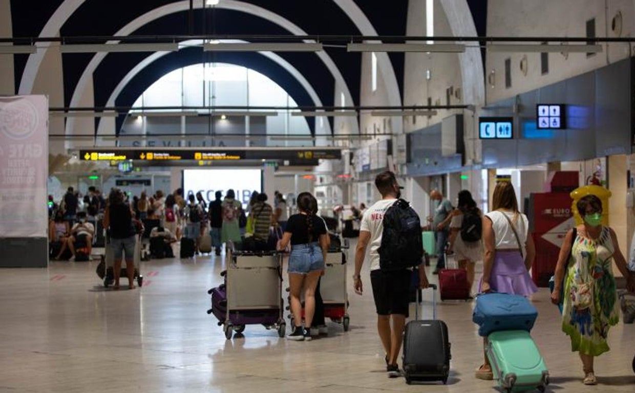 Pasajeros en el vestíbulo del aeropuerto de Sevilla