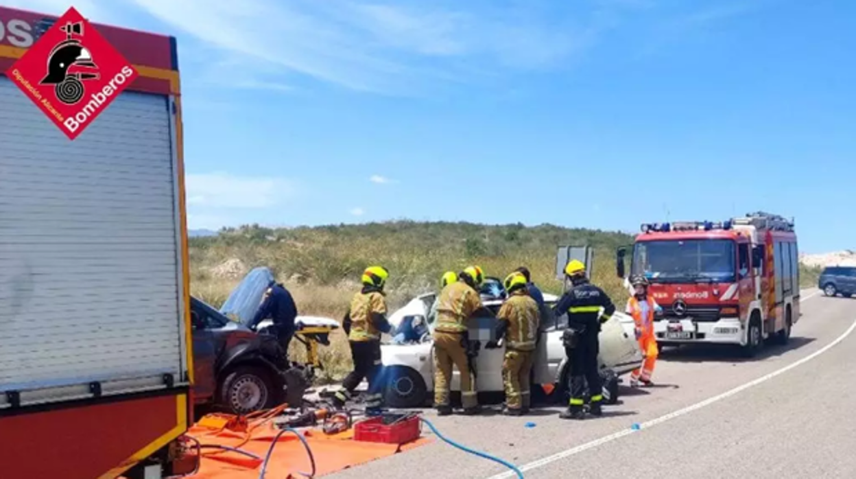 Rescatadas dos personas atrapadas en sus vehículos tras colisionar en el municipio sevillano de Casariche