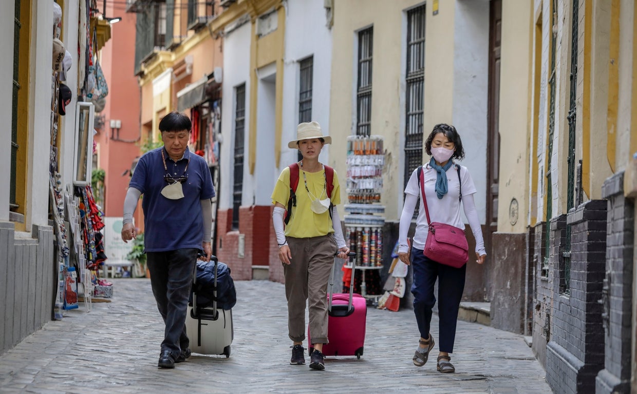 Varios turistas por las calles de Sevilla