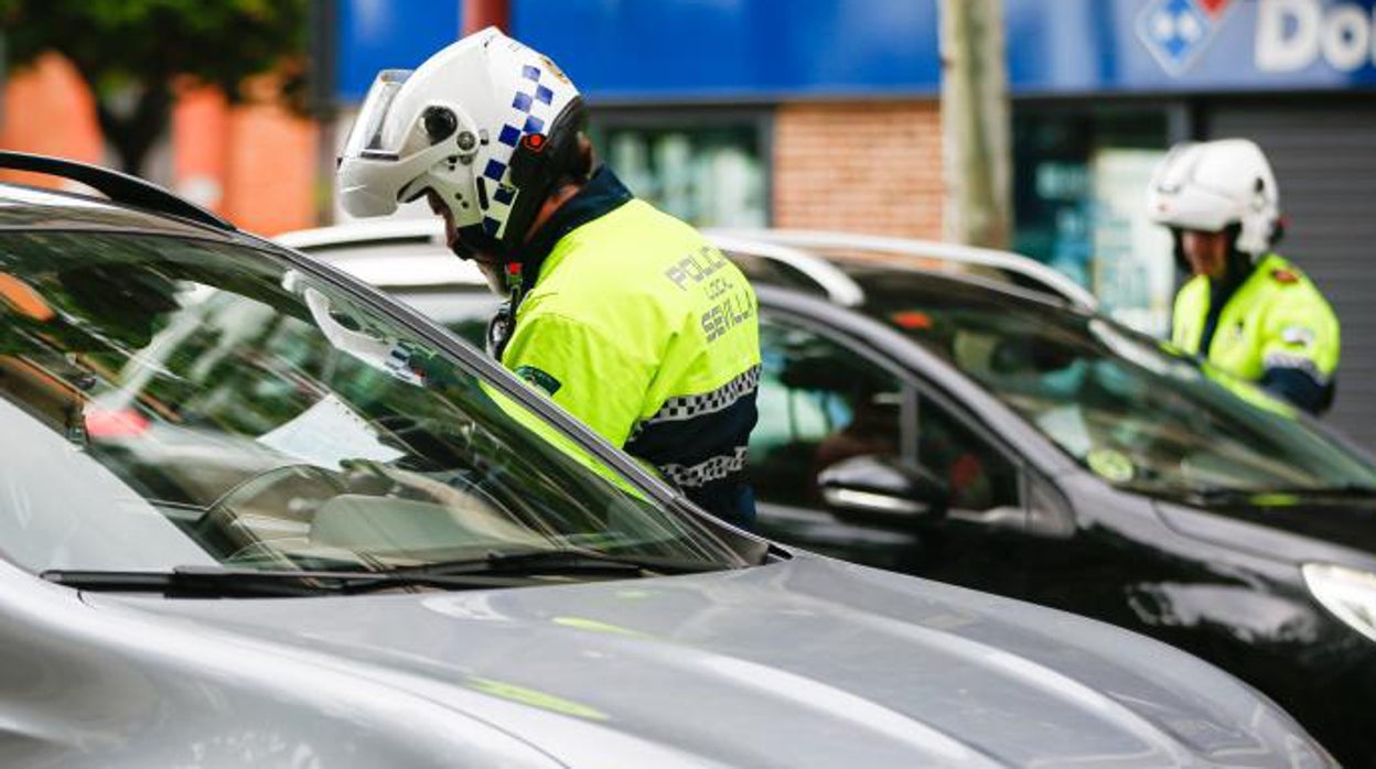 Detenido un menor y un joven con 13 arrestos previos por robar un coche en Amate