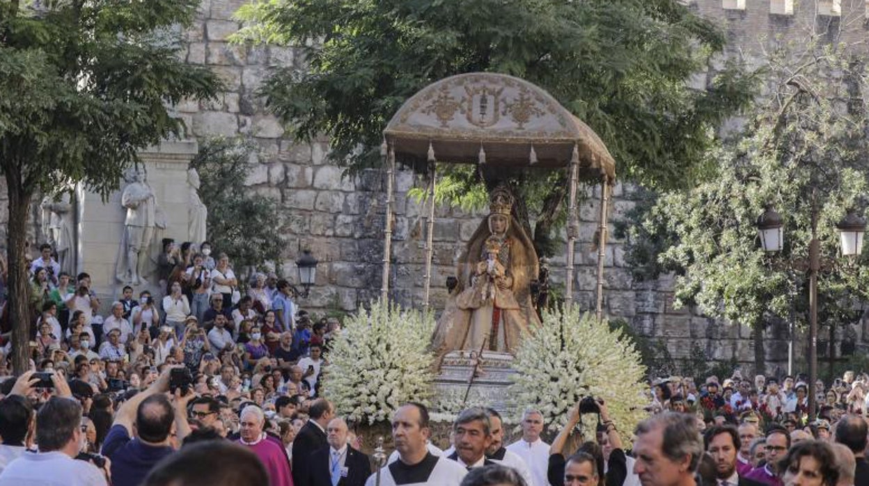 Mañana de devoción en Sevilla con la patrona y las vírgenes del Tránsito