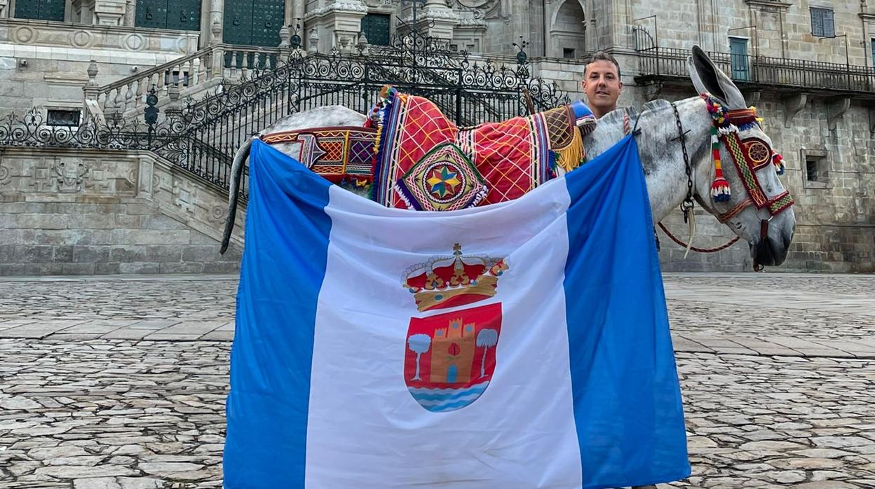 Un vecino de Guillena completa el Camino de Santiago en burro para concienciar sobre la desaparición de la raza andaluza