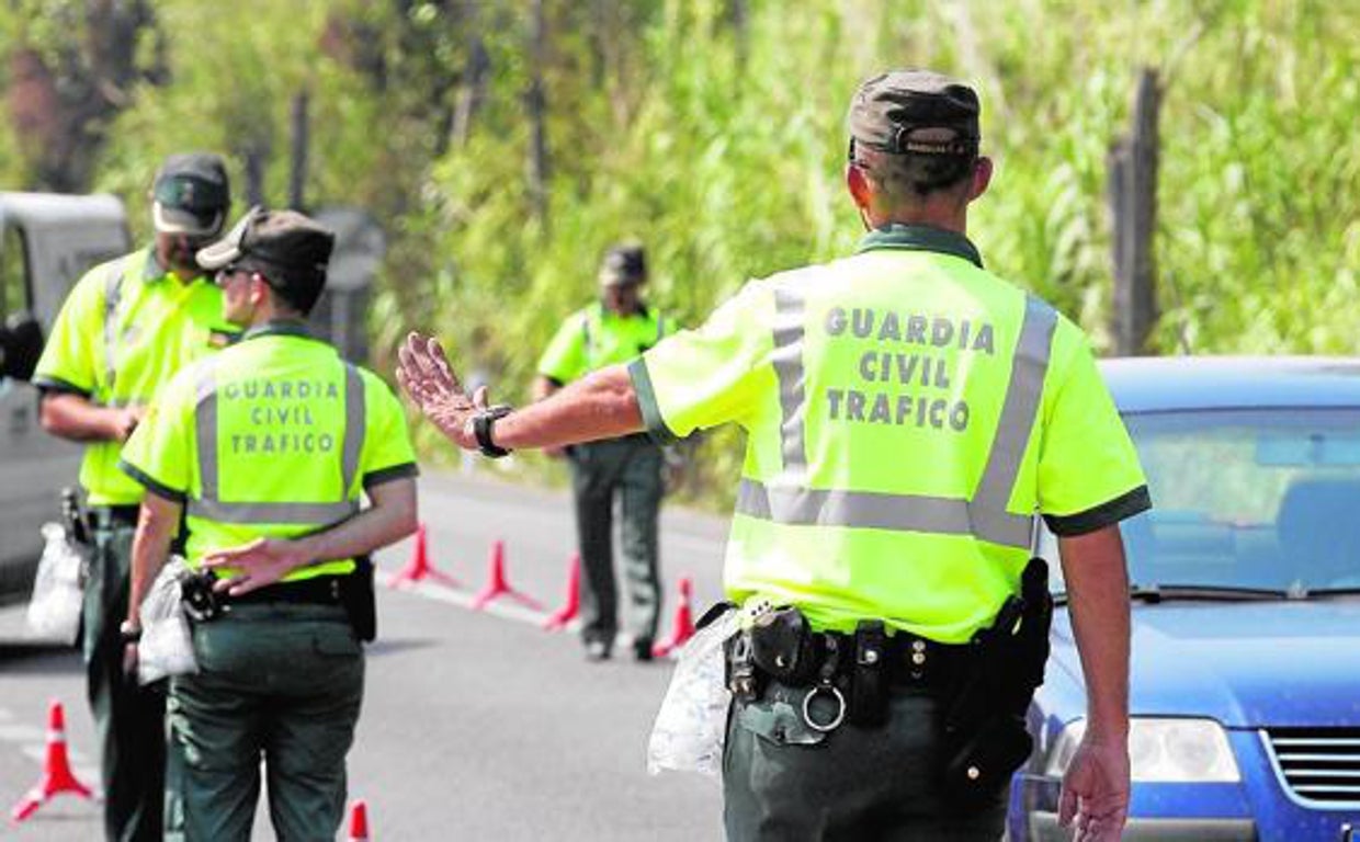 Cuatro agentes de Tráfico de la Guardia Civil durante un control de carreteras