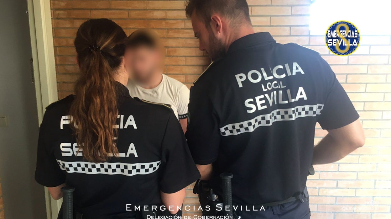 Denunciado en Sevilla por lanzar basura a los coches desde el balcón de su casa y difundirlo por internet