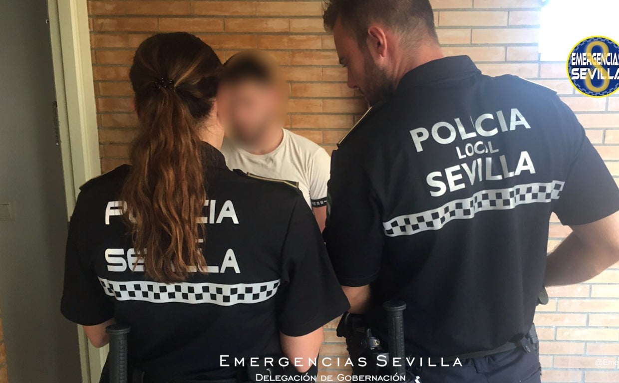Los agentes de la Policía Local identificando al joven en su casa