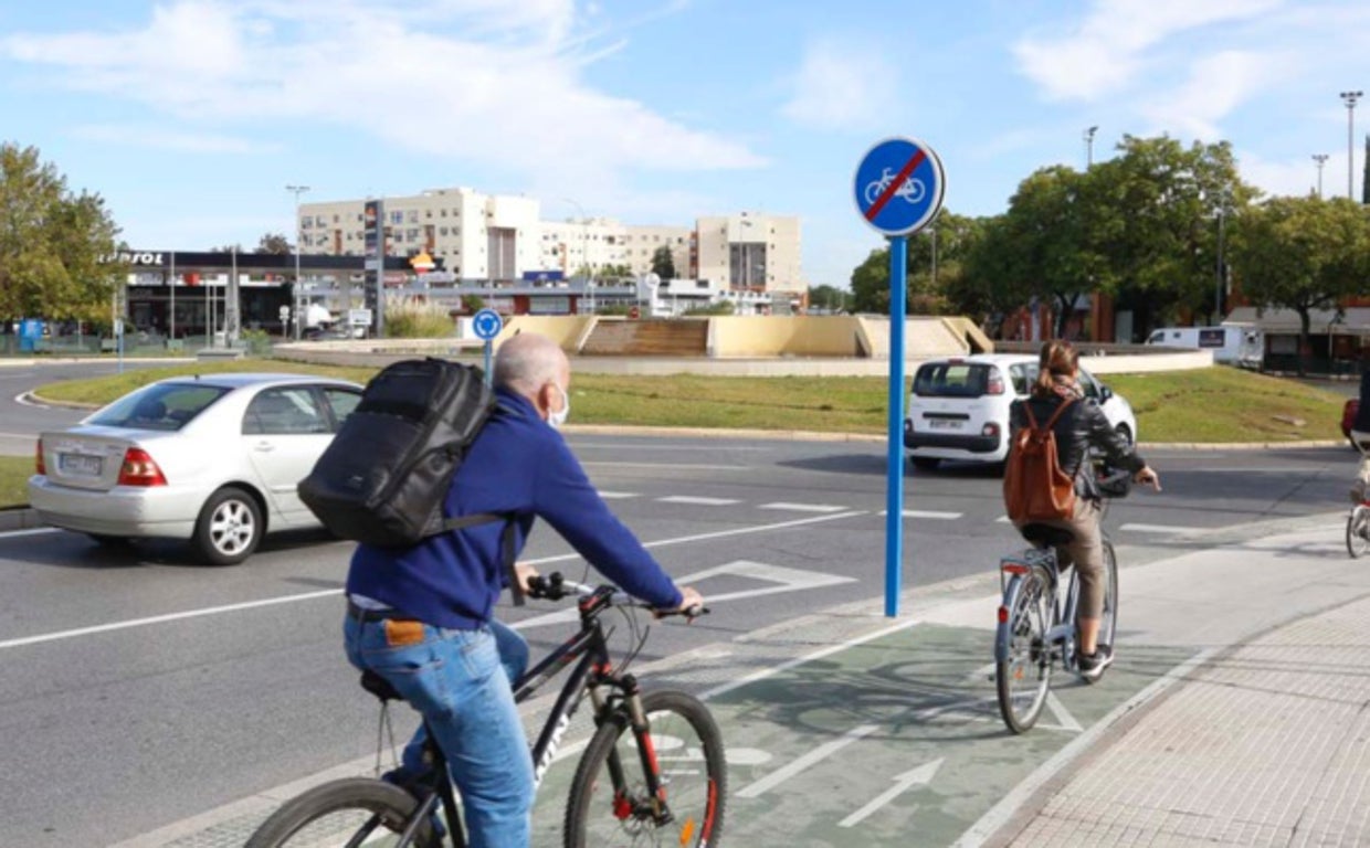 Varios usuarios usan el carril bici a la altura de la rotonda de la avenida de las Américas en Mairena del Aljarafe