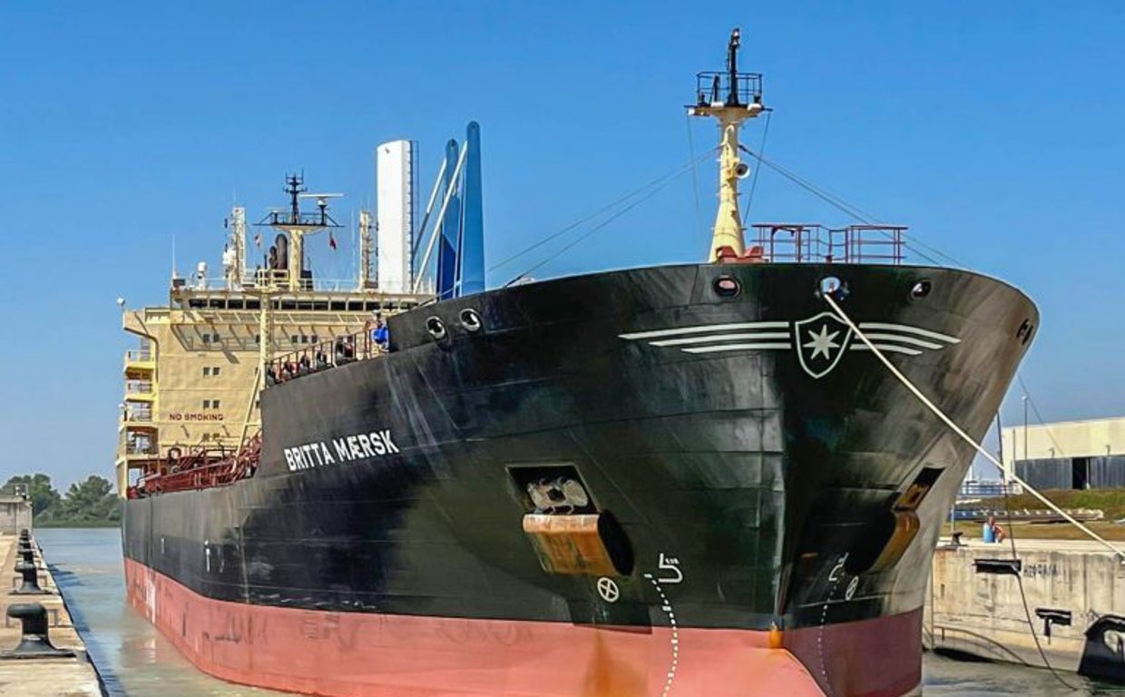 El buque Britta Maerks, de bandera danesa, atracado en la esclusa del Puerto de Sevilla