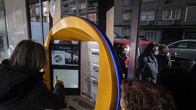 El Banco de España advierte sobre las comisiones al sacar dinero de los cajeros automáticos