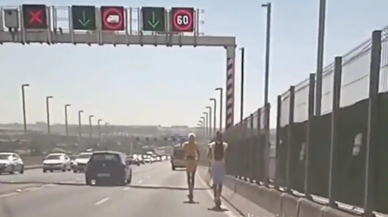 La temeridad de dos personas circulando en patinete eléctrico por el puente del Centenario de Sevilla