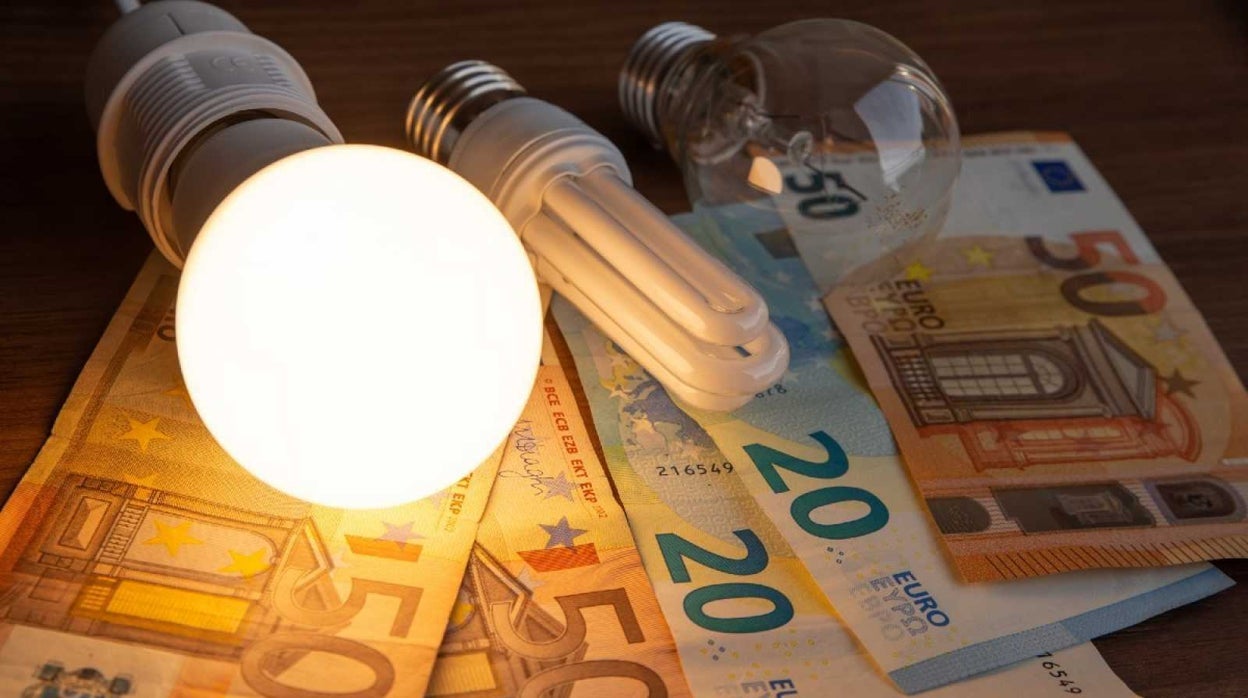 El precio de la luz baja y se aleja de los máximos de estos días: estas son las horas más baratas