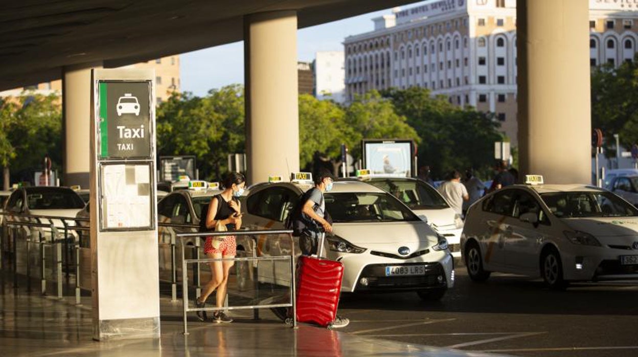 El sector del taxi de Sevilla plantea aumentar los precios más de un seis por ciento a partir de enero