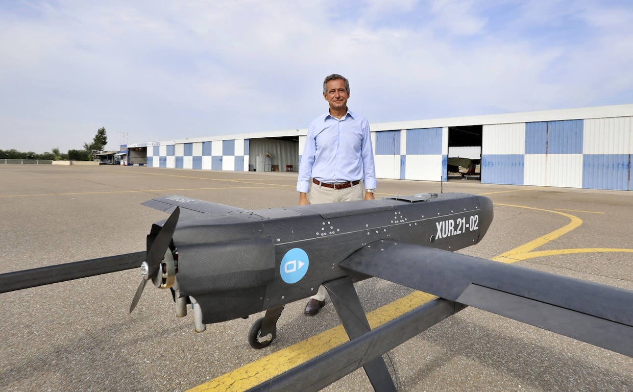 Antonio Gómez-Guillamón, CEO de Aertec Solutions, con uno de los drones diseñados por la empresa