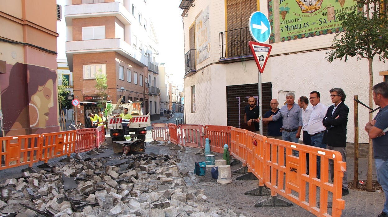 El Ayuntamiento de Sevilla repara el adoquinado y el asfaltado de las calles Amor de Dios y Correduría