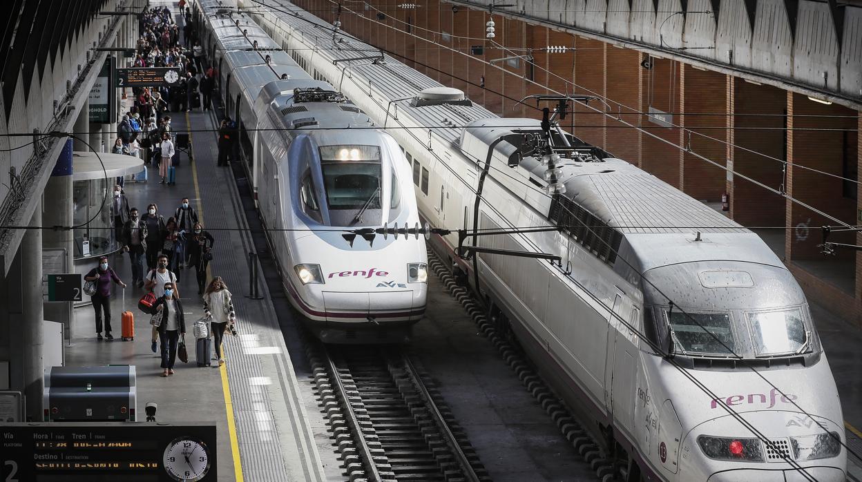 Dos averías en la línea de alta velocidad provocan retrasos en 18 trenes en una sola tarde