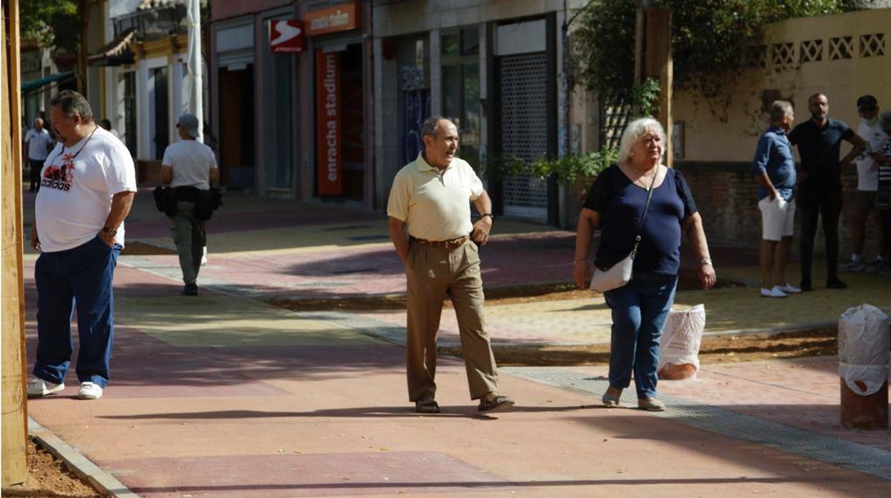 La avenida de la Cruz Roja estrena peatonalización con sus obras aún sin terminar