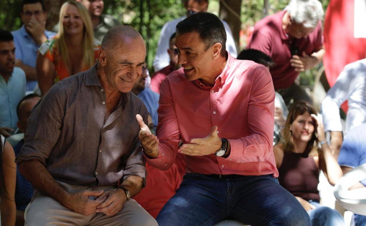 El alcalde de Sevilla, Antonio Muñoz, junto con el presidente del Gobierno, Pedro Sánchez, este sábado en Pino Montano