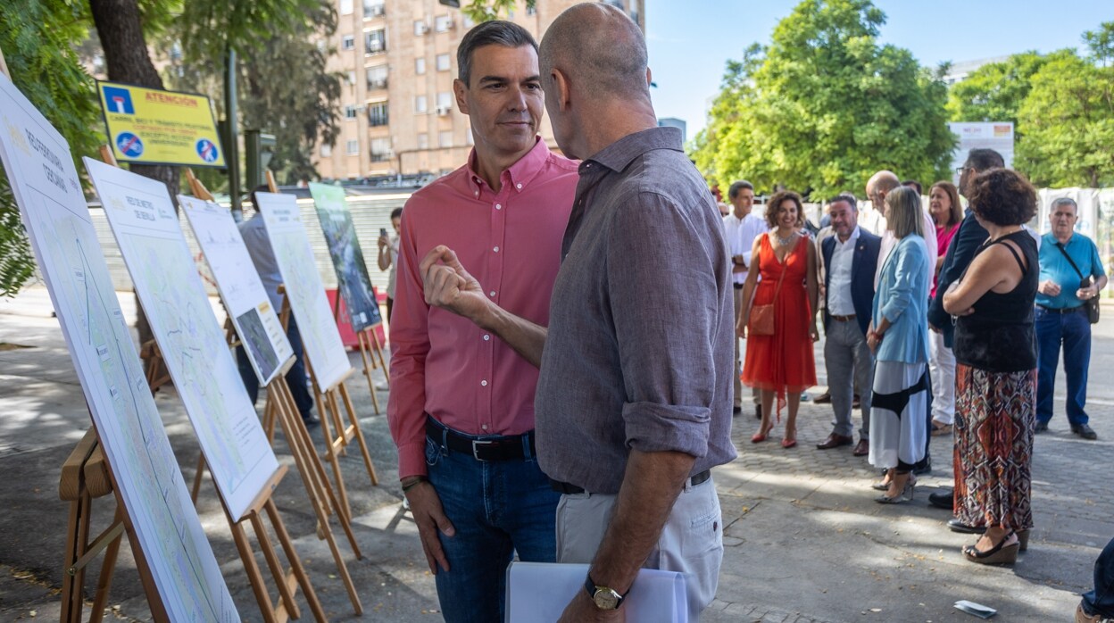 Sánchez se olvida de los proyectos pendientes con Sevilla durante su visita a la capital andaluza