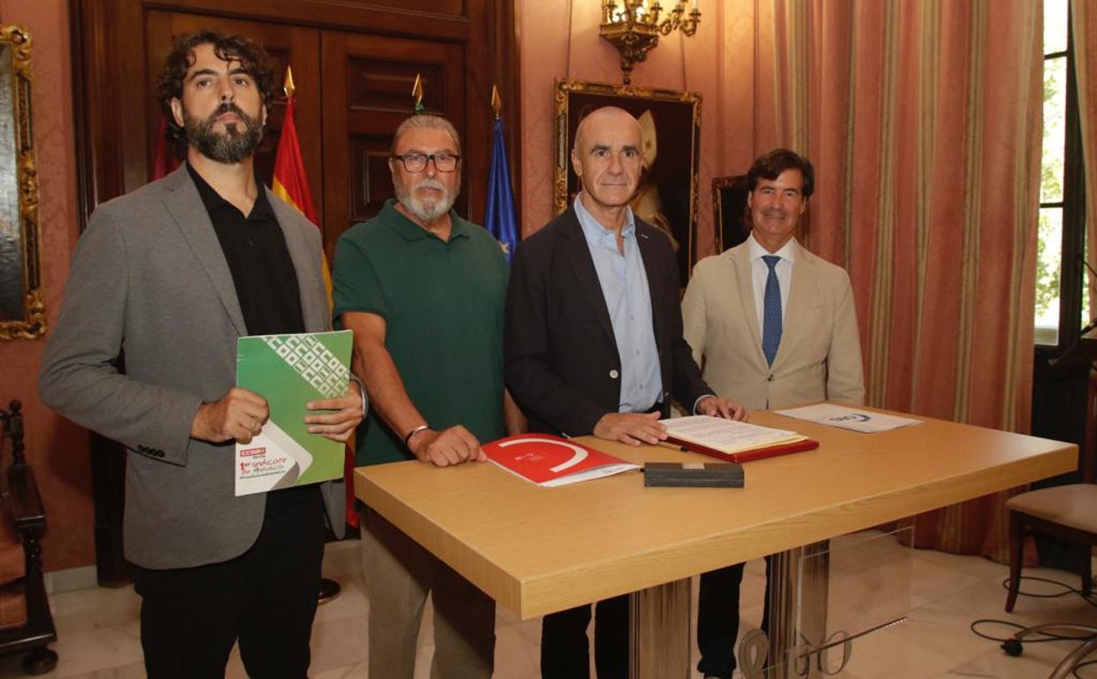 De izquierda a derecha: el secretario general de CCOO Sevilla, Carlos Aristu; el secretario general de UGT Sevilla, Juan Bautista Ginés; el alcalde de Sevilla, Antonio Muñoz, y el presidente de la Confederación de Empresarios de Sevilla, Miguel Rus