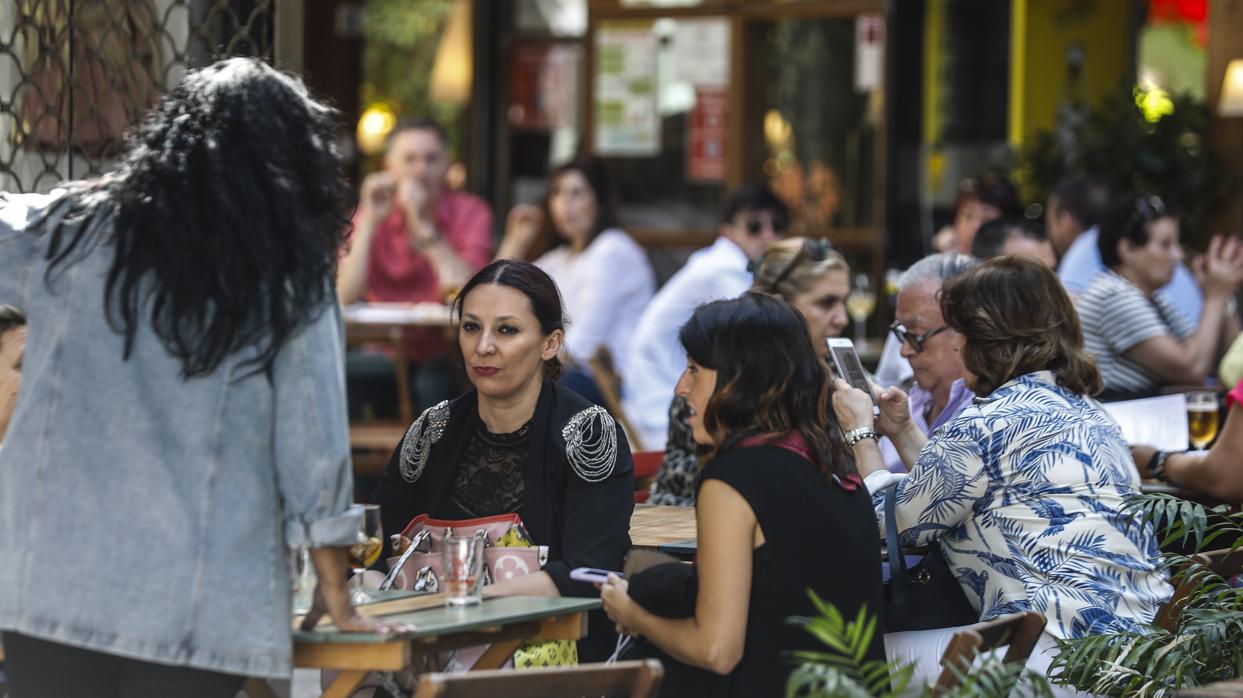 El «peor verano de la historia» cierra un centenar de bares y restaurantes en Sevilla