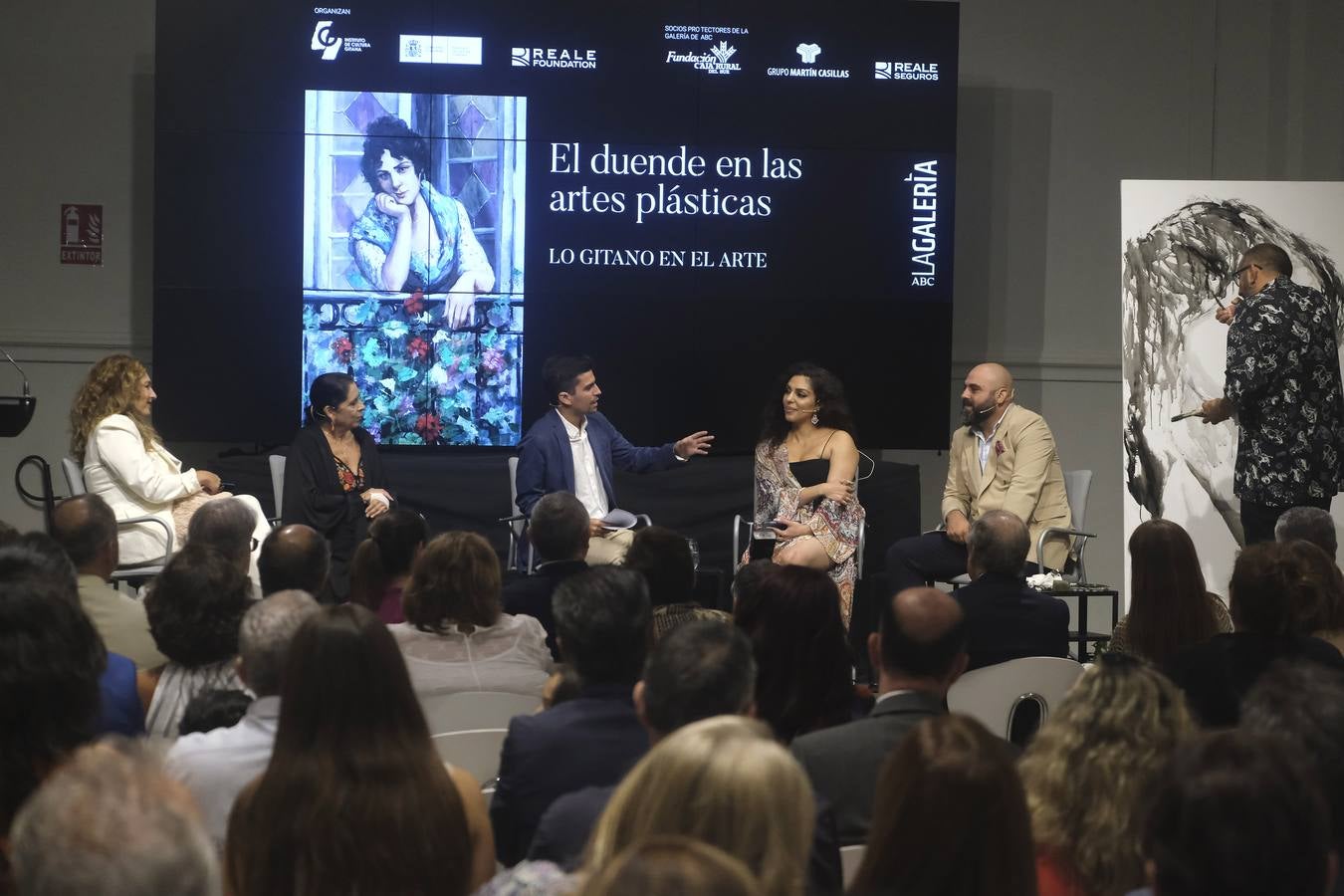 Mesa coloquio con la que se inauguró la exposición de la Galería de ABC en Sevilla / J. M. SERRANO