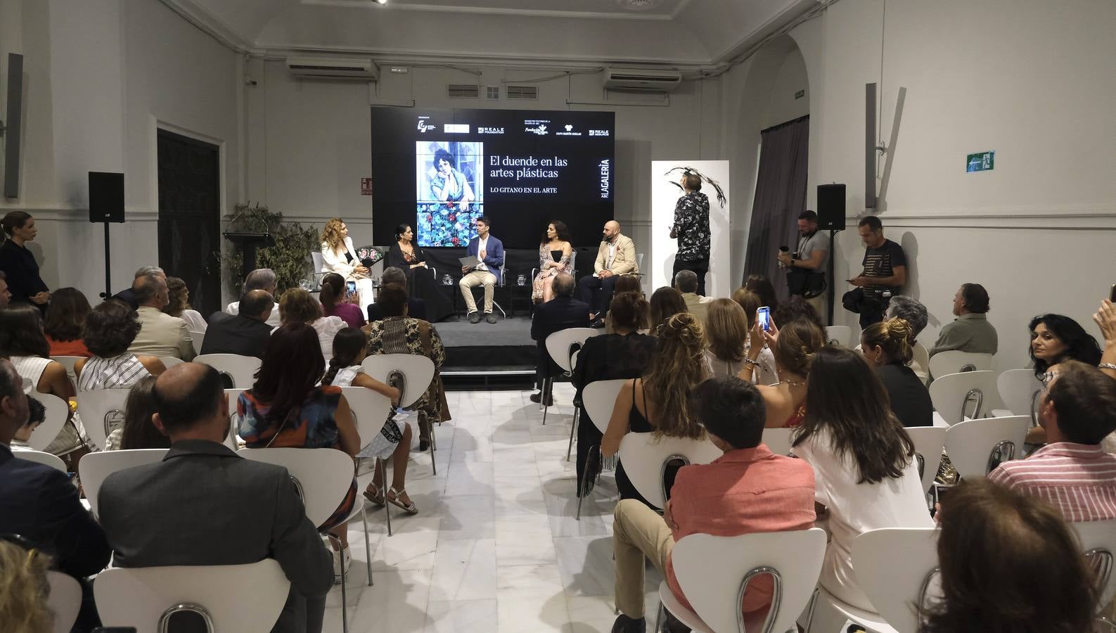 Mesa coloquio con la que se inauguró la exposición de la Galería de ABC en Sevilla / J. M. SERRANO