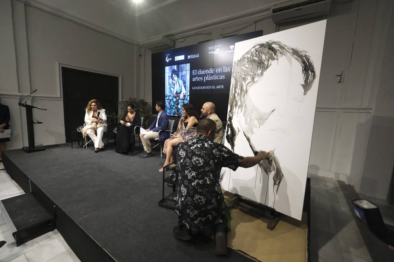 Mesa coloquio con la que se inauguró la exposición de la Galería de ABC en Sevilla / J. M. SERRANO