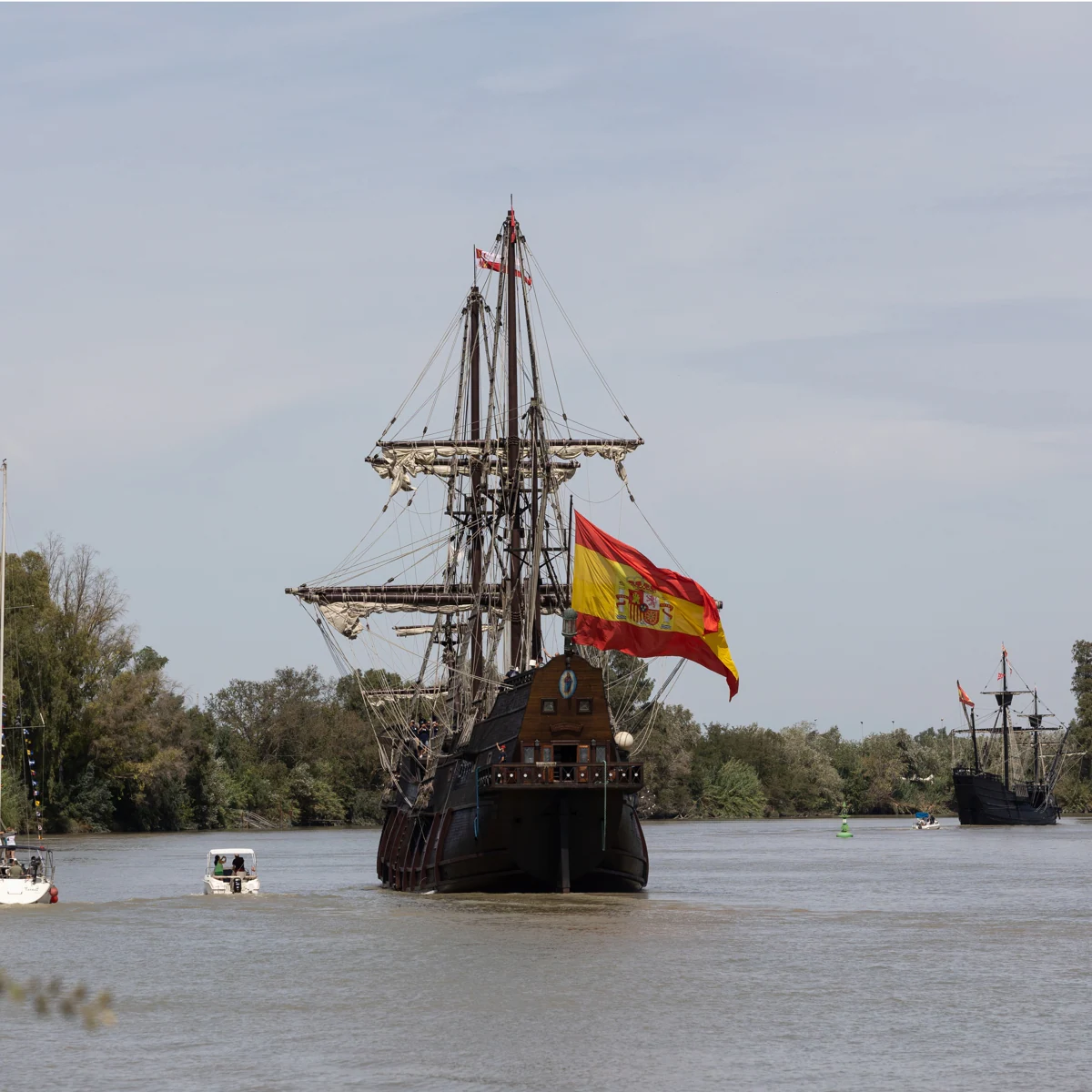 La Nao Victoria remonta el río Guadalquivir 500 años después de la gesta