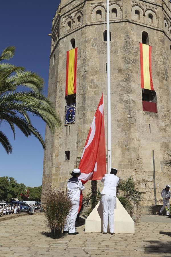 Arriado de la bandera conmemorativa en la Torre del oro