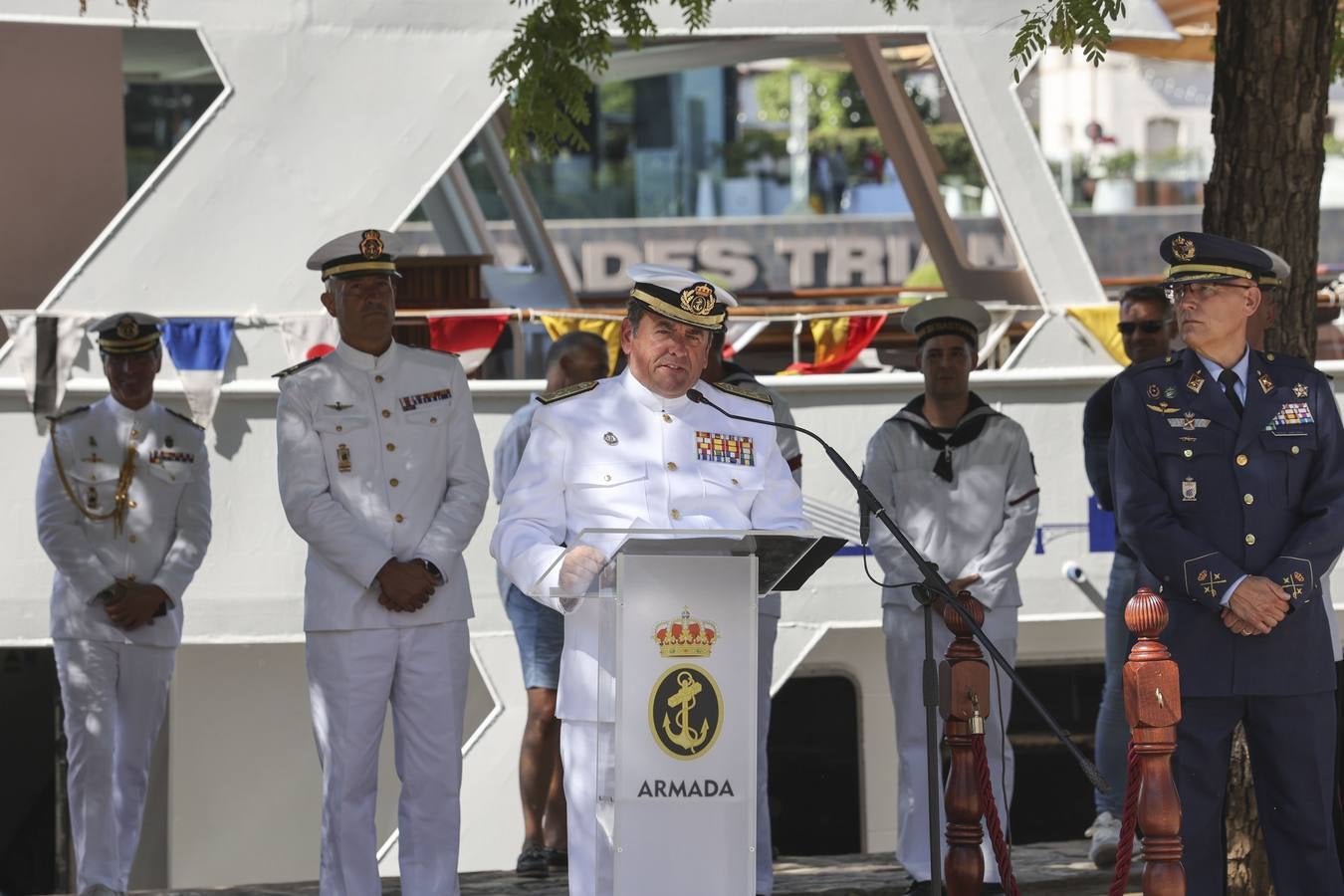 Arriado de la bandera conmemorativa en la Torre del oro