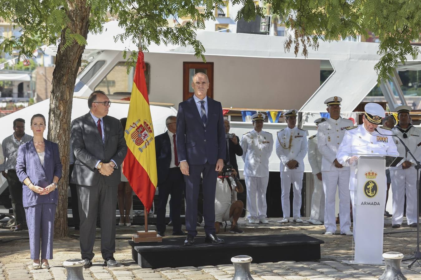 Arriado de la bandera conmemorativa en la Torre del oro