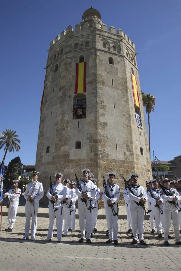 Arriado de la bandera conmemorativa en la Torre del oro