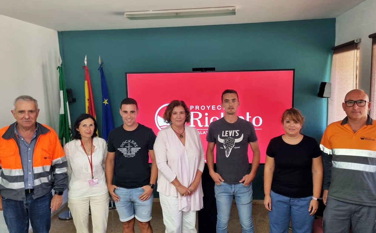 Enrique Delgado, director general de Atalaya Riotinto, junto con los integrantes de la mesa negociadora