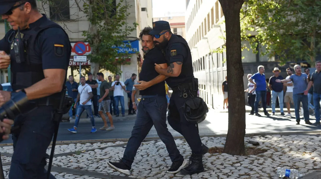 Al menos dos detenidos y carga policial en la protesta de los taxistas en Sevilla contra la nueva regulación para VTC