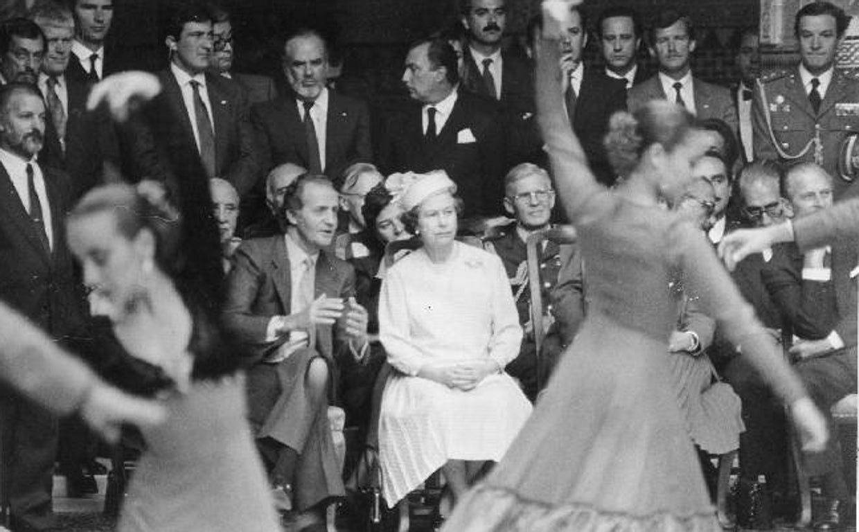 El Rey Don Juan Carlos explica los pasos del baile flamenco a la Reina Isabel II durante un espectáculo en el Alcázar de Sevilla