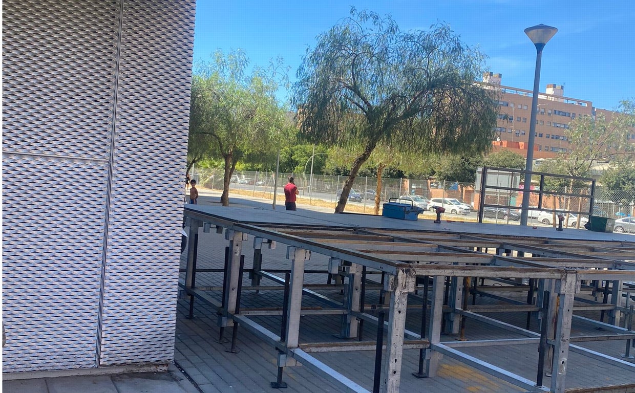 Montaje del escenario al lado de las viviendas de la calle Faustino Gutiérrez Alviz en Sevilla Este