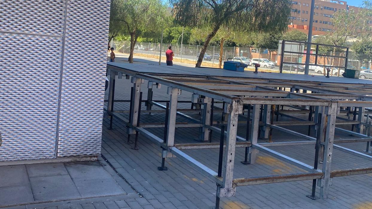 Vecinos de Sevilla Este denuncian la instalación de un escenario a un palmo de sus viviendas