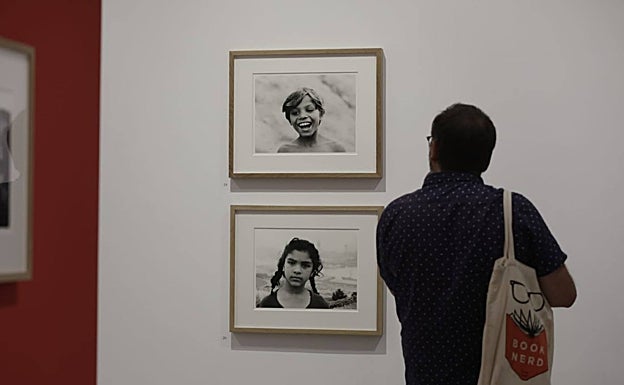 Dos niños fotografiados por Colita para la figuración de 'Los Tarantos' en la Sala Atíni Aya