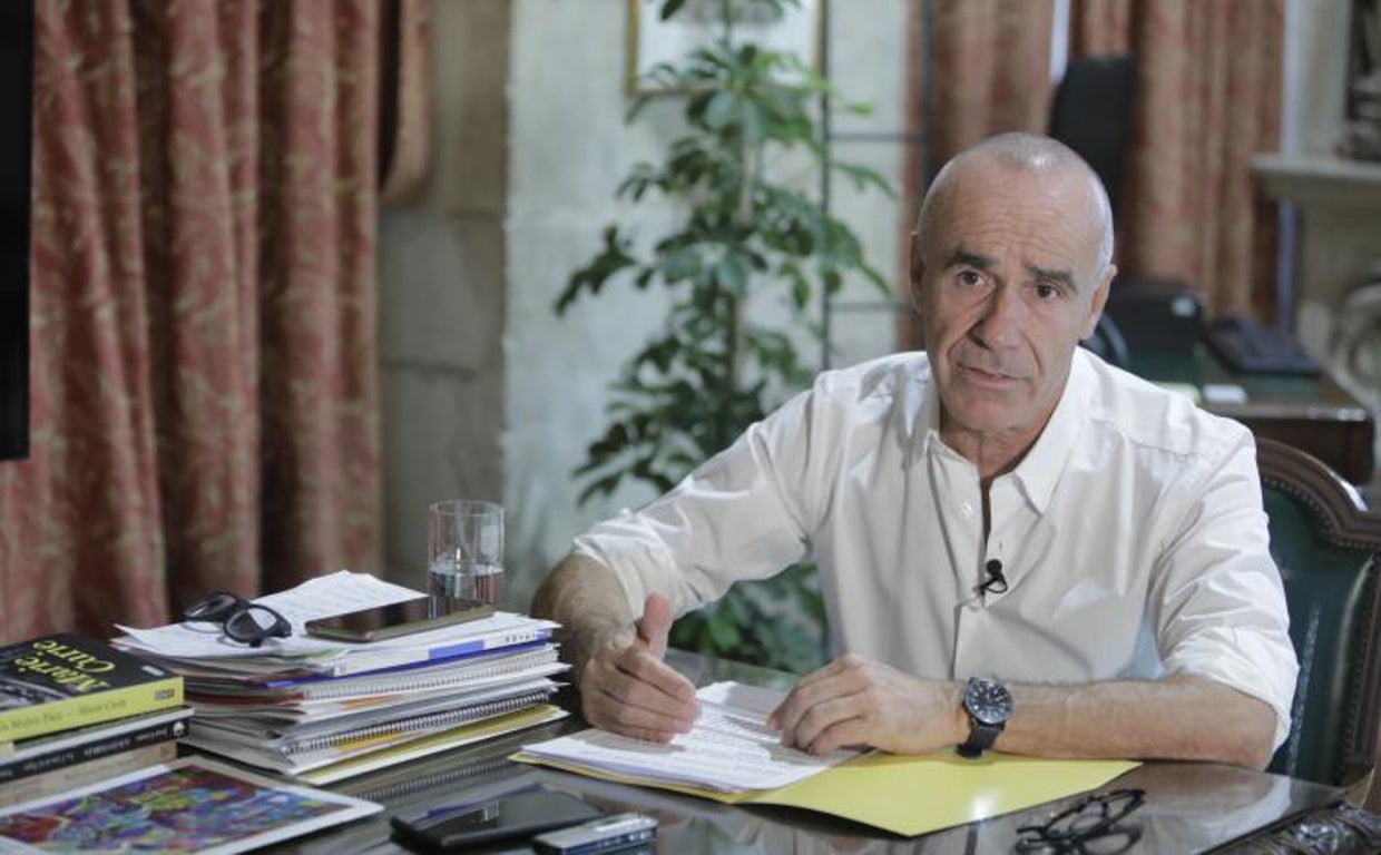 Muñoz, en una de sus mesas del despacho de Alcaldía durante la entrevista