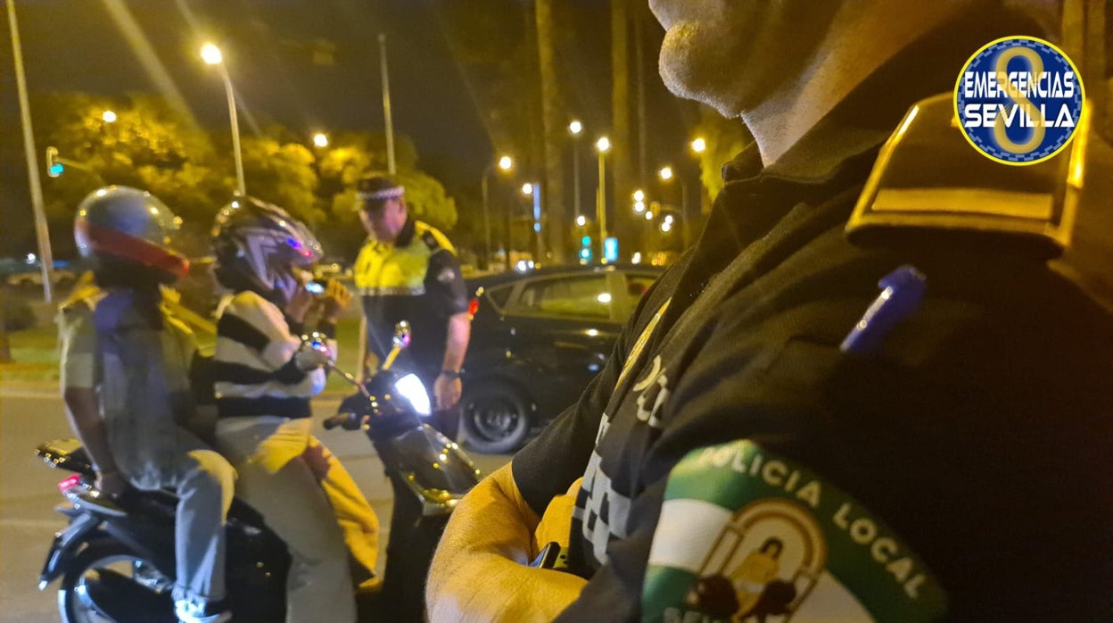 Se salta un semáforo en rojo con una moto de alquiler cuando conducía bebido en Sevilla