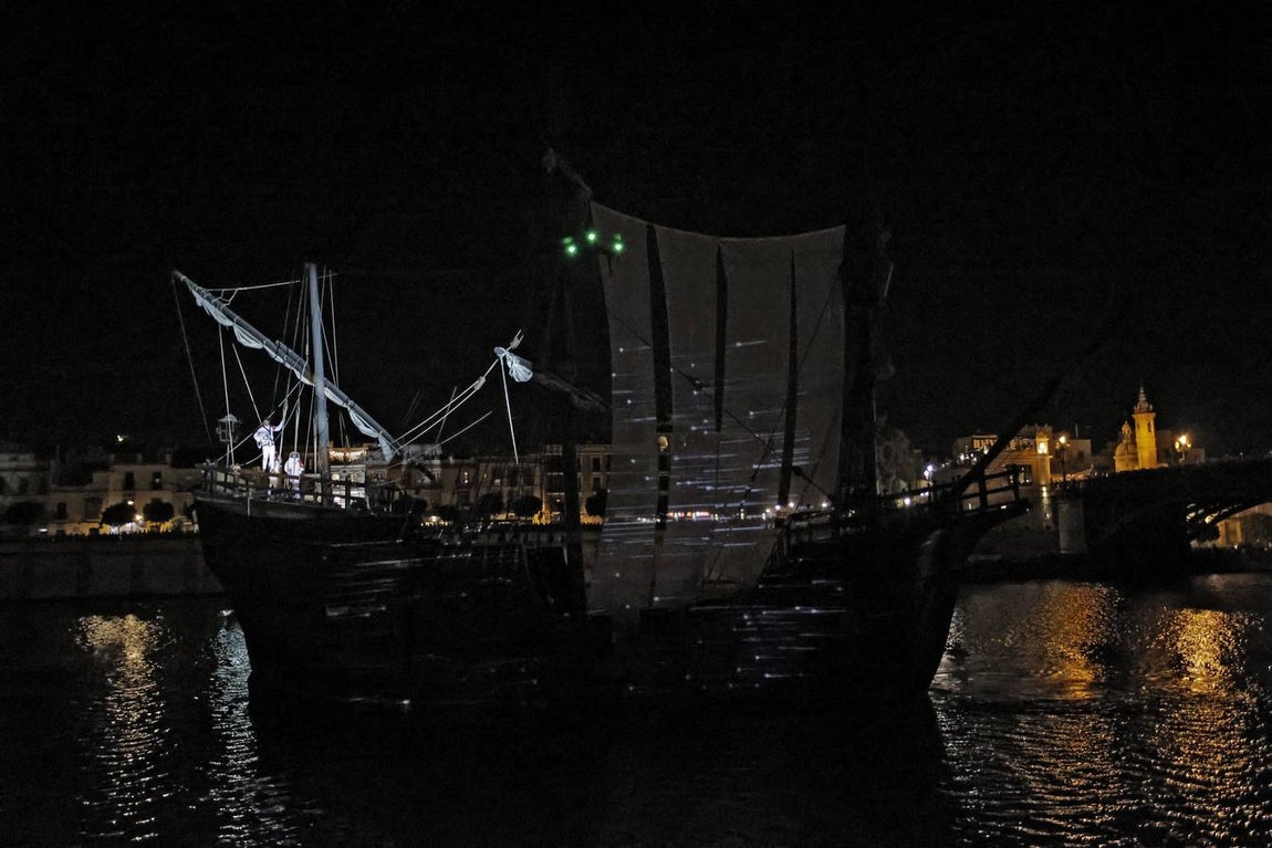 Espectáculo 'Esfera Mundi' que La Fura dels Baus ha representado en el río Guadalquivir en Sevilla