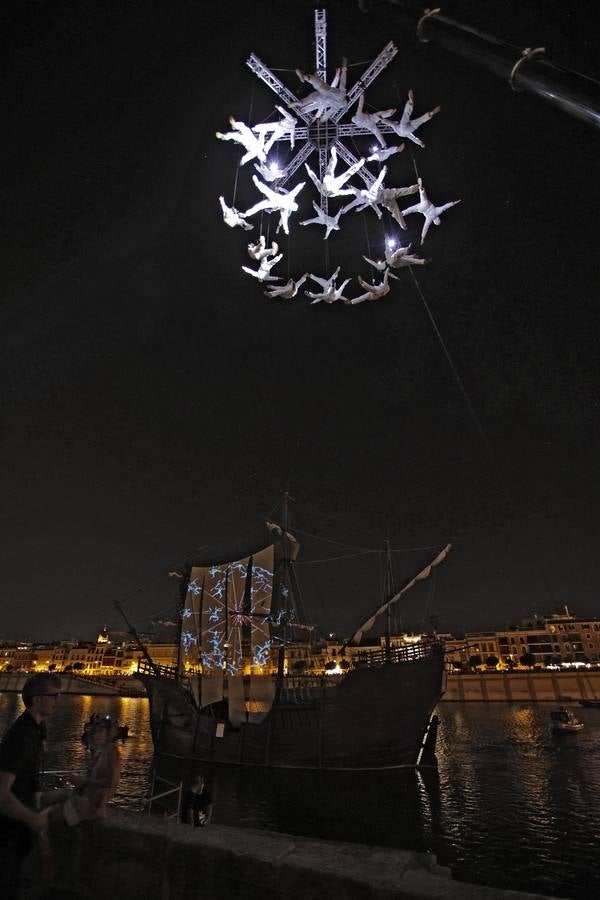 Espectáculo 'Esfera Mundi' que La Fura dels Baus ha representado en el río Guadalquivir en Sevilla