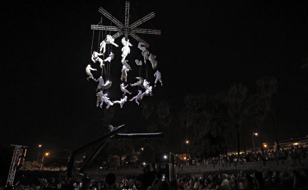 Espectáculo 'Esfera Mundi' que La Fura dels Baus ha representado en el río Guadalquivir en Sevilla