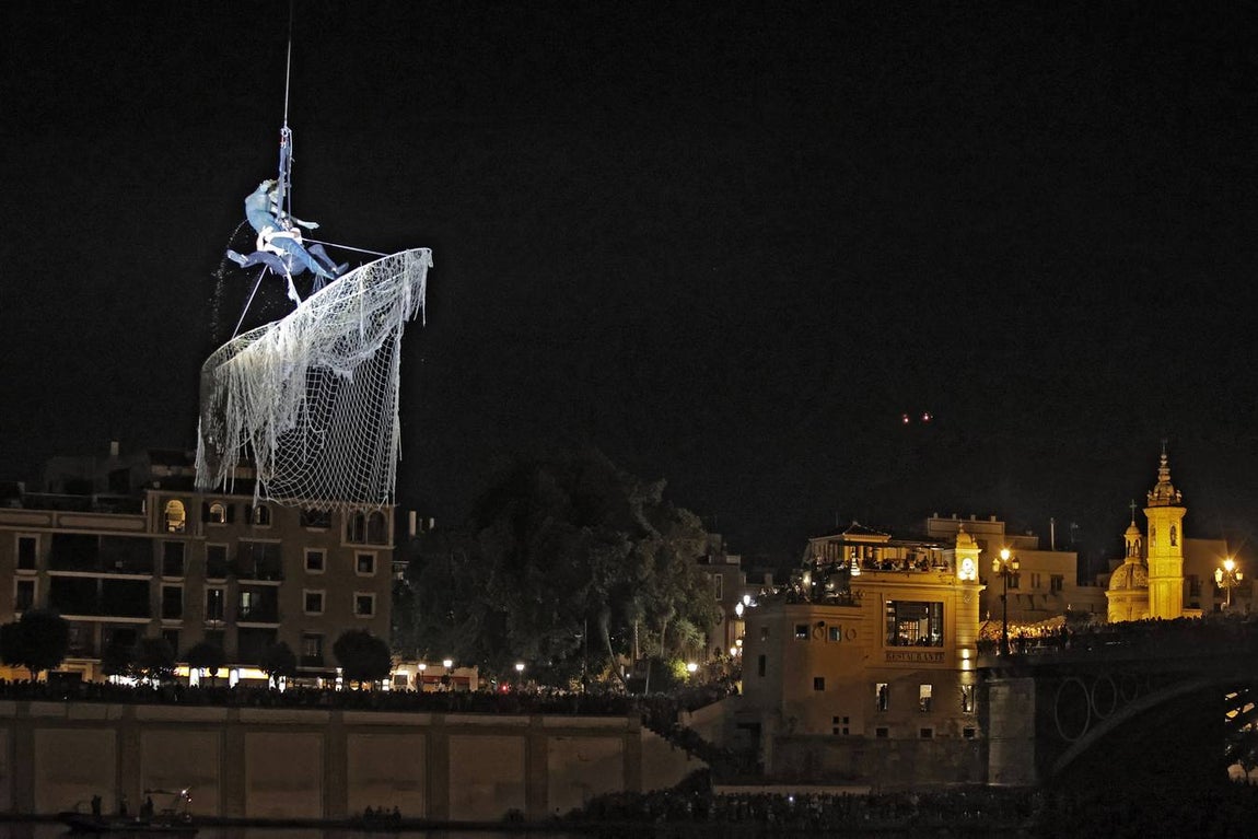 Espectáculo 'Esfera Mundi' que La Fura dels Baus ha representado en el río Guadalquivir en Sevilla