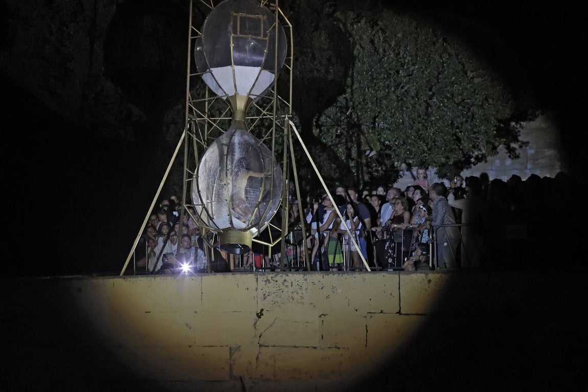 Espectáculo 'Esfera Mundi' que La Fura dels Baus ha representado en el río Guadalquivir en Sevilla