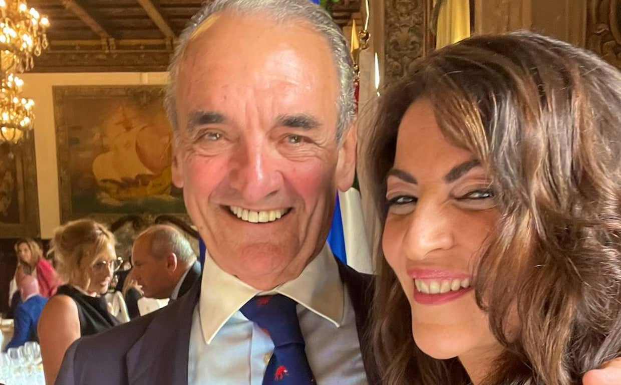 Mario Conde junto a Macarena Olona, este lunes en el hotel Alfonso XIII, donde el exbanquero ha impartido una conferencia sobre el éxito y el fracaso