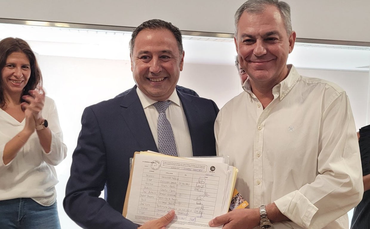 Ricardo Sánchez junto a José Luis Sanz en la recogida de avales para presidir el PP de Sevilla