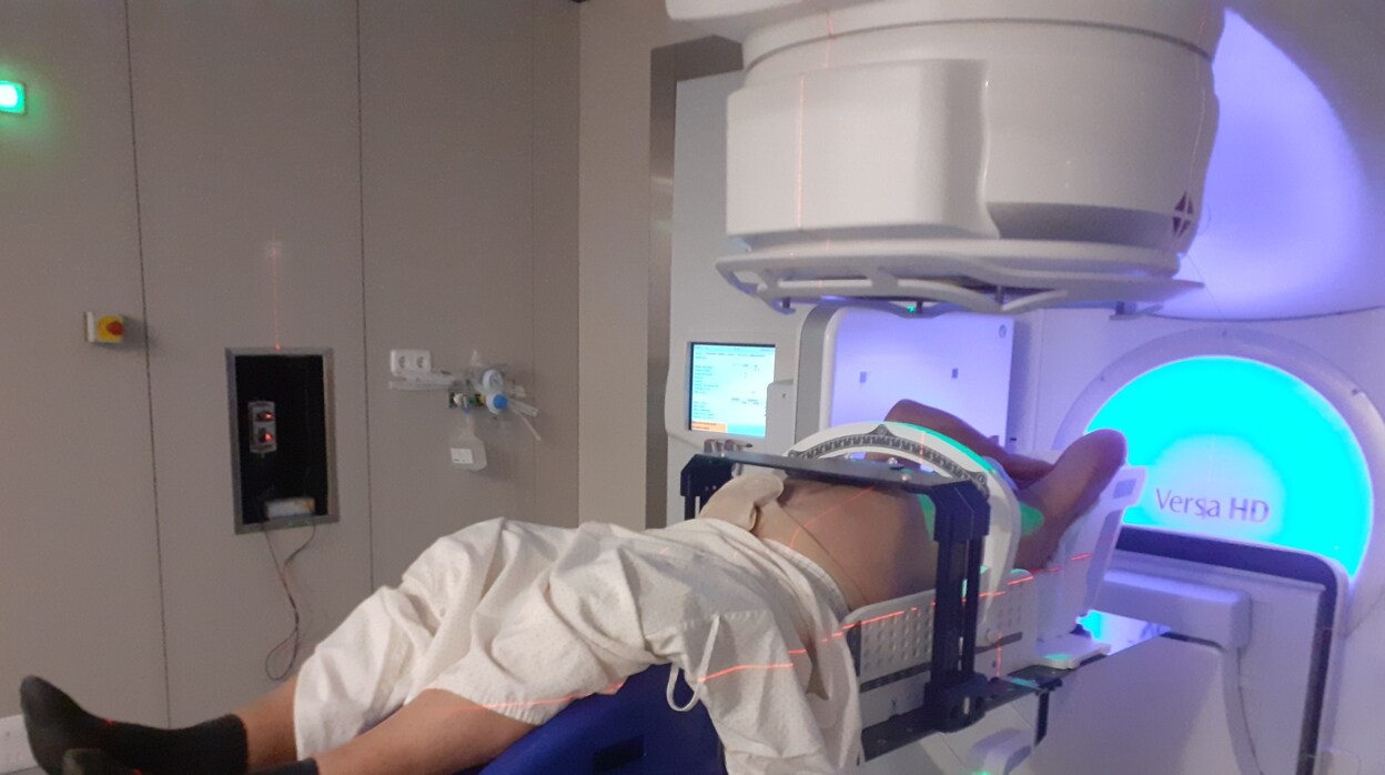 El hospital Virgen Macarena trata con una sola sesión de radioterapia algunos tipos de cáncer de pulmón