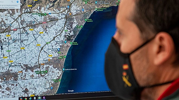 Un agente revisa un mapa en el cuartel general del CRAIN