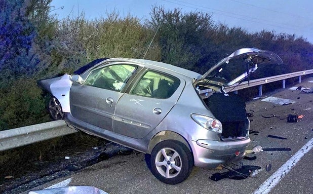 Muere un varón de 36 años al chocar su vehículo contra un autobús en Guillena