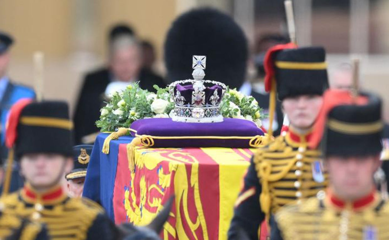 La corona imperial del Estado, con el portentoso rubí, sobre el féretro de Isabel II